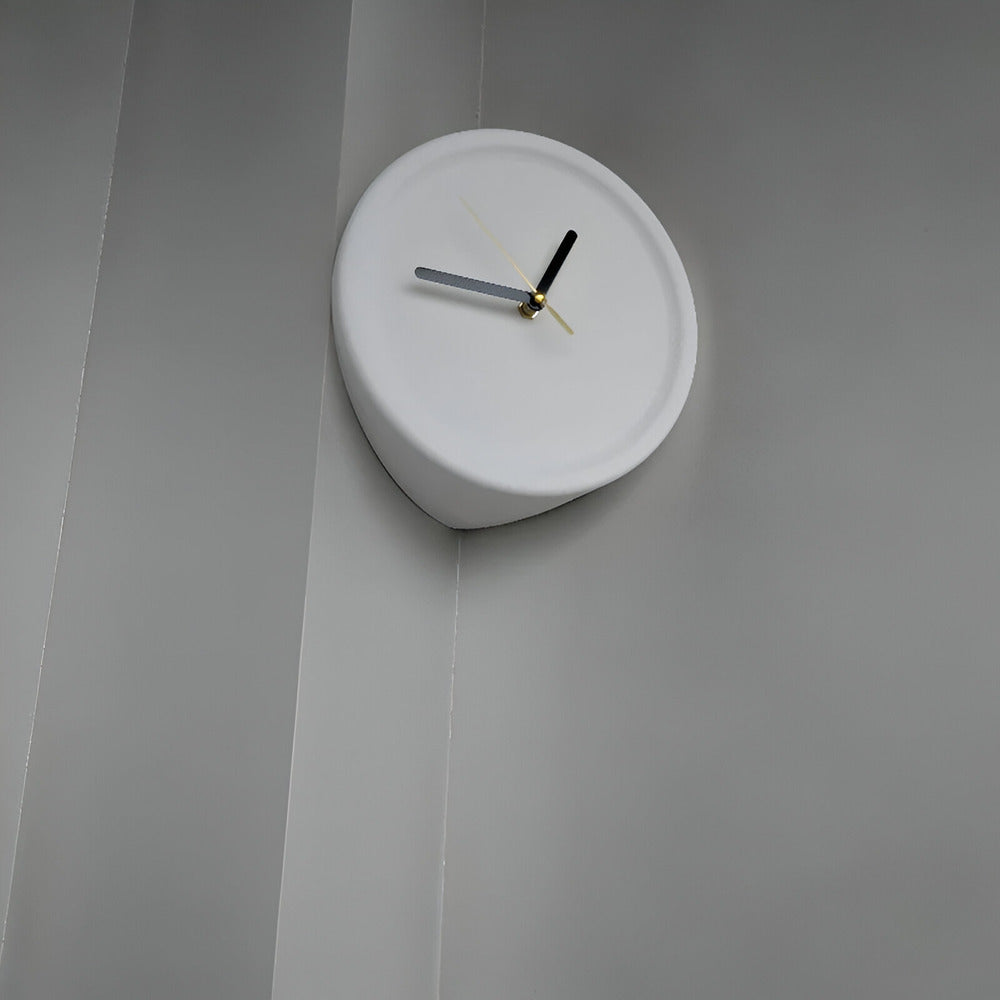 EdgeForm Silent – Minimalistisk 3D-Hörnväggsklocka 30 cm
