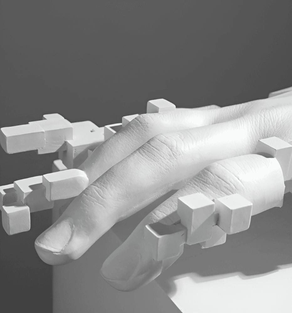 PixelPalm – Abstrakt Mosaik Handfigur i Resin