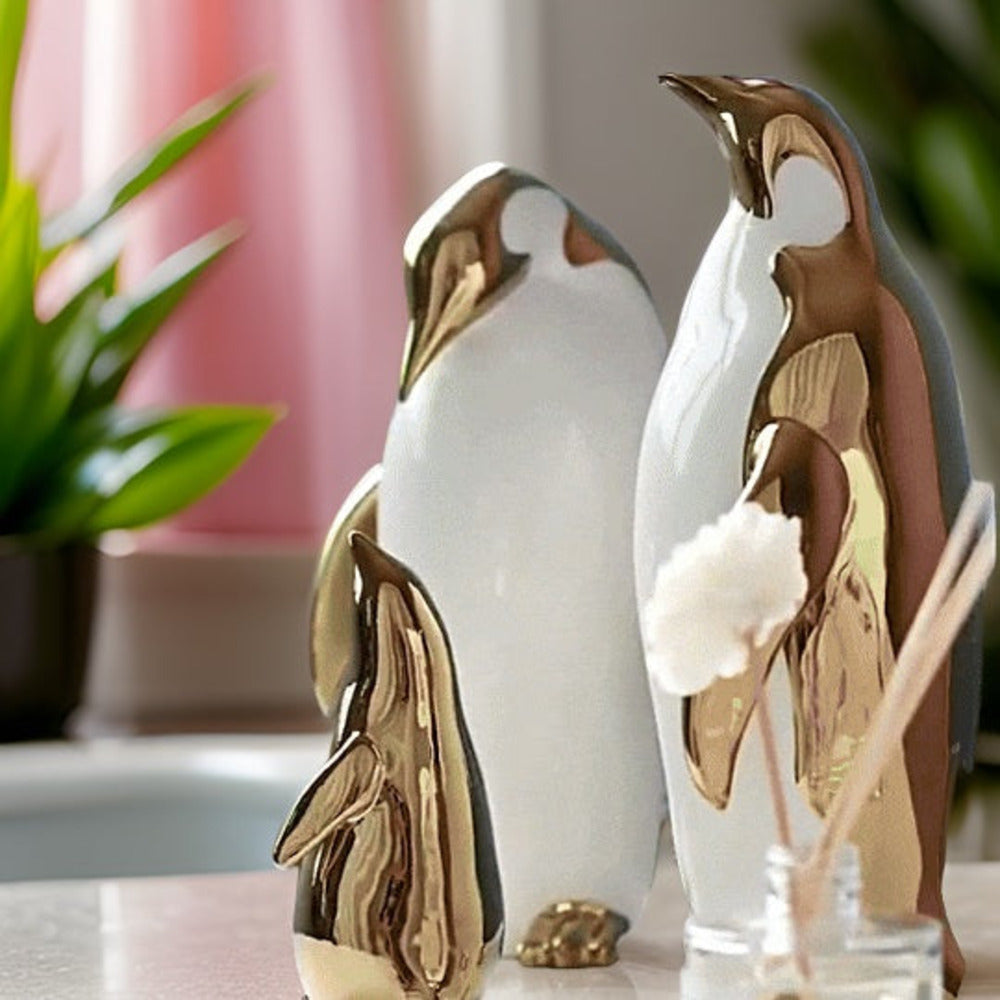 GuldPingu Skulptur – Exklusiv Keramisk Pingvinfigur i Modern Design