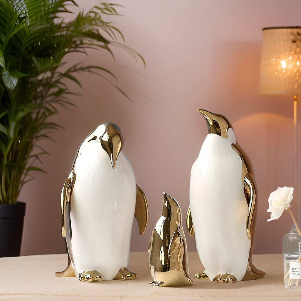 GuldPingu Skulptur – Exklusiv Keramisk Pingvinfigur i Modern Design