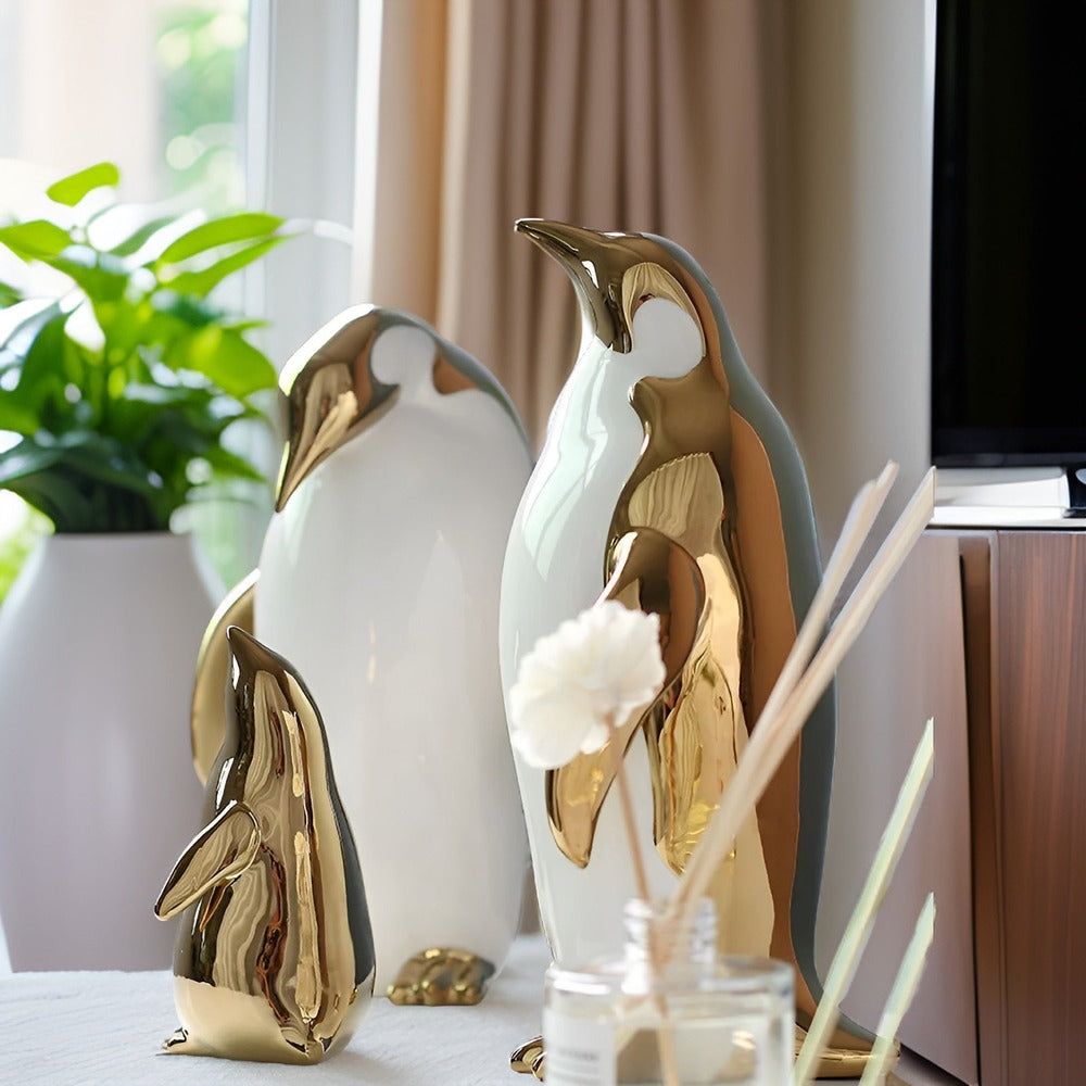 GuldPingu Skulptur – Exklusiv Keramisk Pingvinfigur i Modern Design