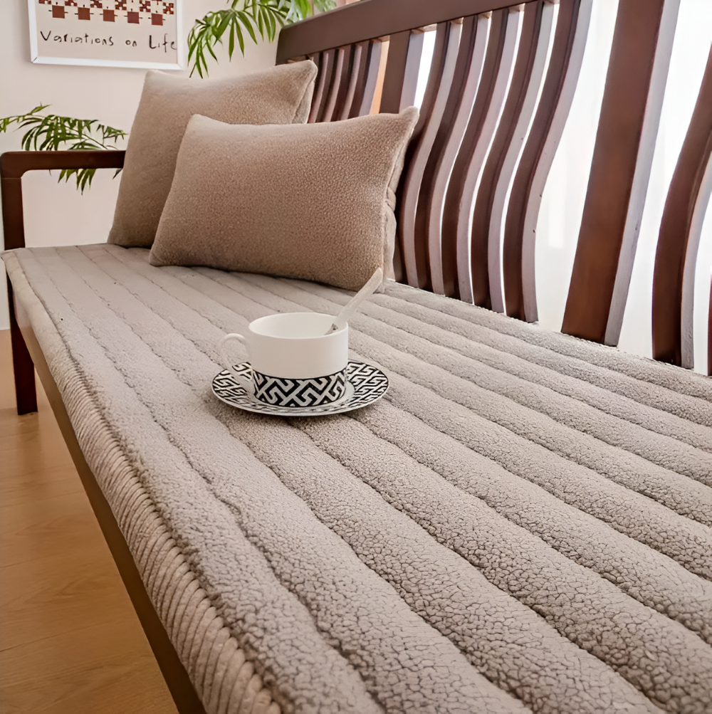 PlushGuard – Mjukt Rutschfritt Sofföverdrag i Husdjursvänlig Polyester