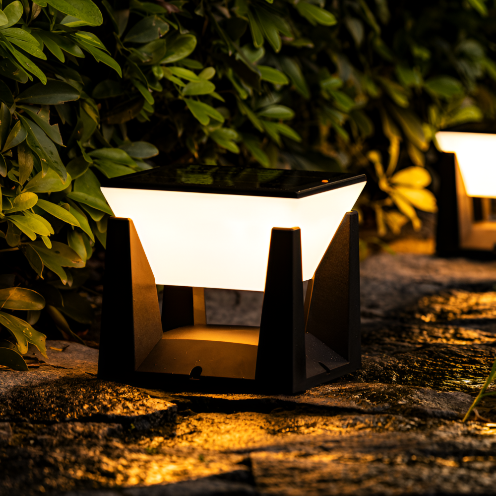 QuadreGlow – Fyrkantig Solcellsdriven Trädgårdslampa (IP65)