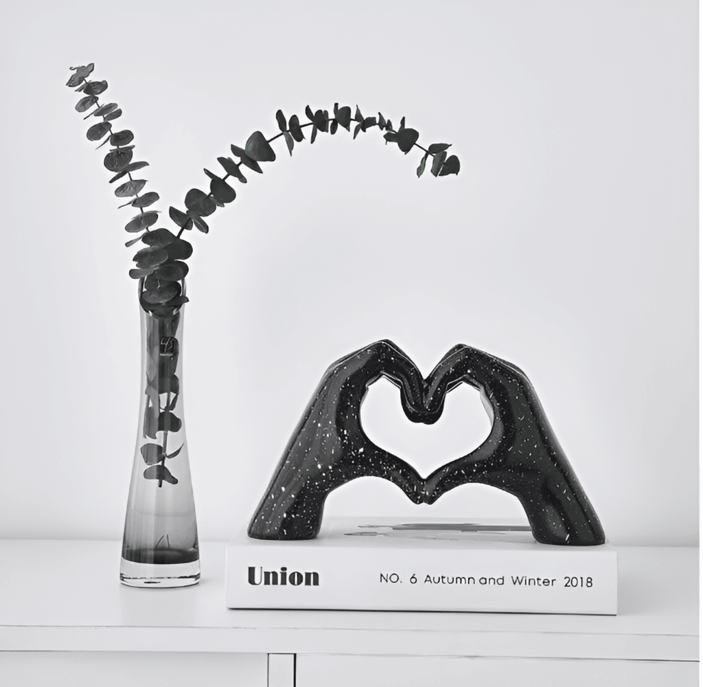 EvighetsGrepp Skulptur – Modern Kärleksfigur i Sammanflätade Händer