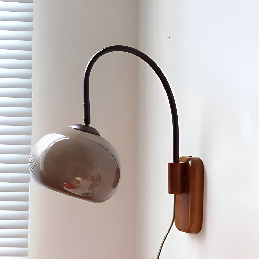 Solara – Vägglampa i Persimonfärgat Glas med Bauhausdesign för Sovrum