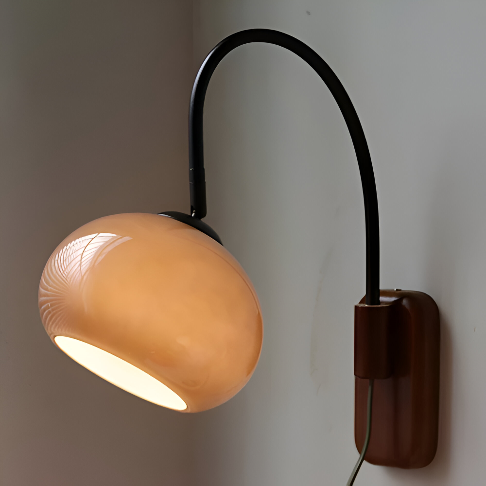 Solara – Vägglampa i Persimonfärgat Glas med Bauhausdesign för Sovrum