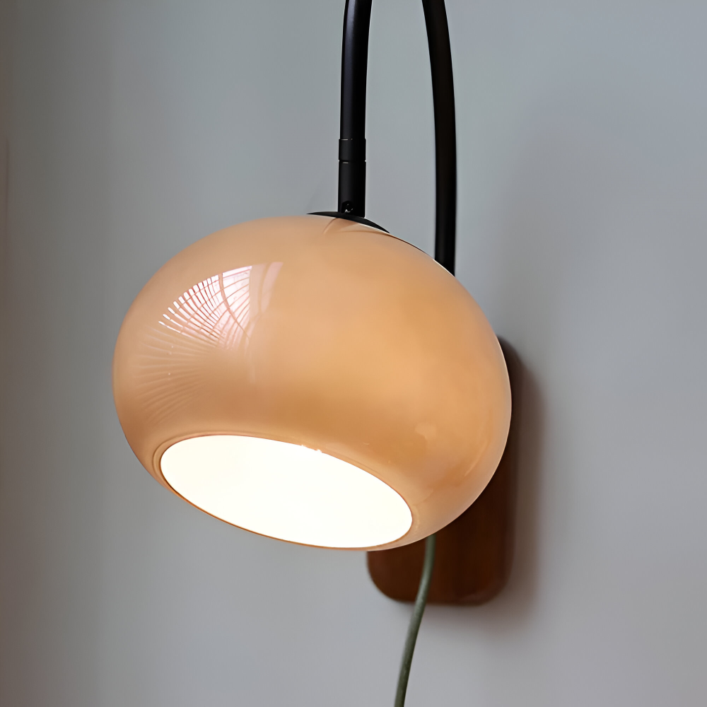 Solara – Vägglampa i Persimonfärgat Glas med Bauhausdesign för Sovrum