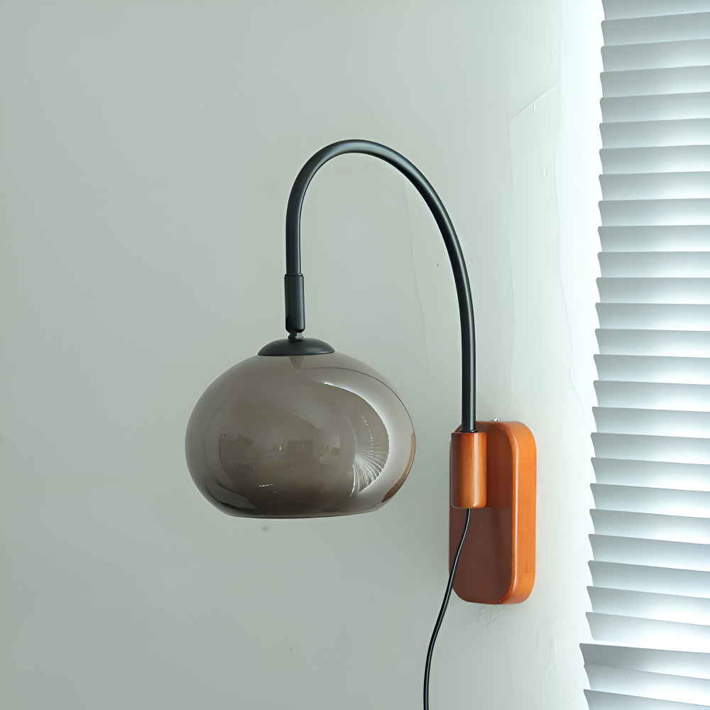 Solara – Vägglampa i Persimonfärgat Glas med Bauhausdesign för Sovrum