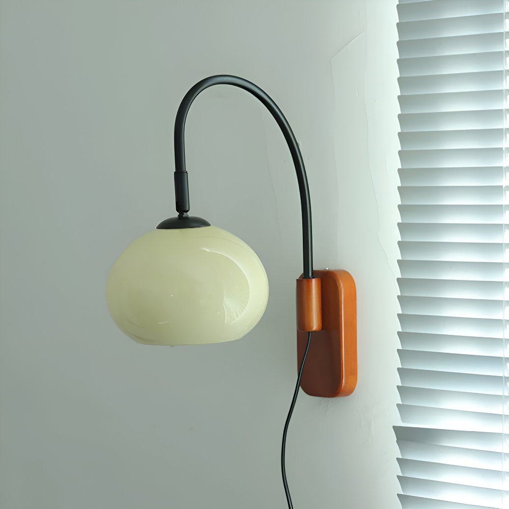 Solara – Vägglampa i Persimonfärgat Glas med Bauhausdesign för Sovrum