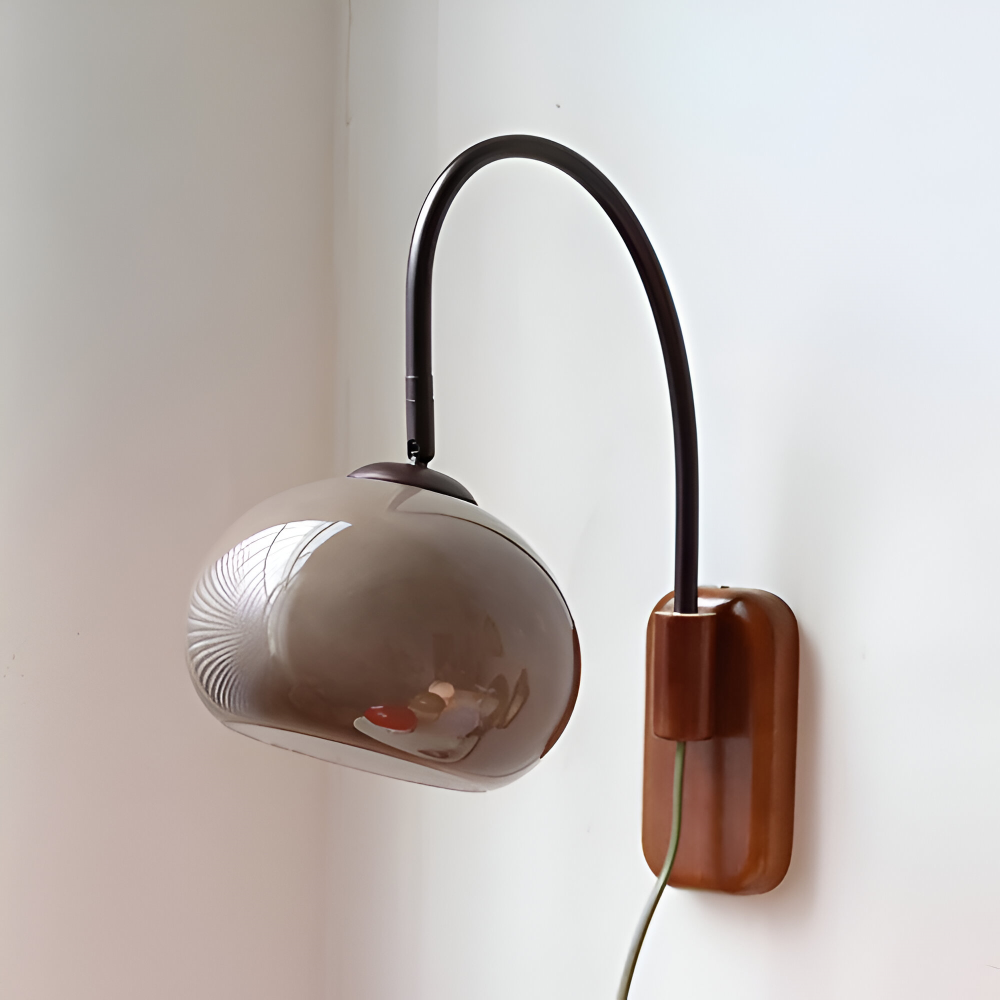 Solara – Vägglampa i Persimonfärgat Glas med Bauhausdesign för Sovrum