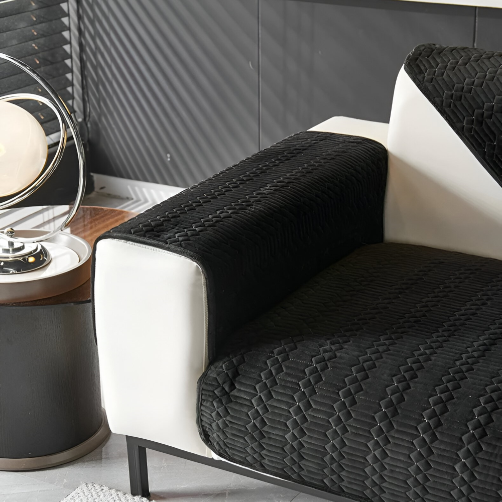 VelvetGuard Luxe – Svart Plyschigt Halkfritt Sofföverdrag med Geometrisk Struktur