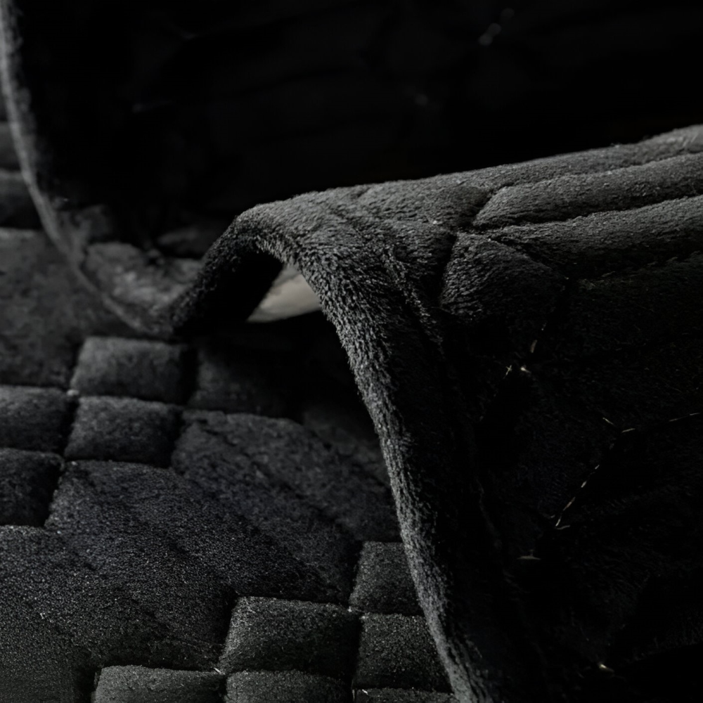 VelvetGuard Luxe – Svart Plyschigt Halkfritt Sofföverdrag med Geometrisk Struktur