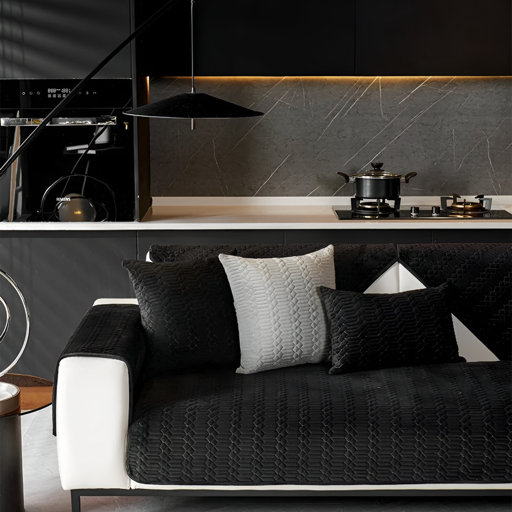VelvetGuard Luxe – Svart Plyschigt Halkfritt Sofföverdrag med Geometrisk Struktur