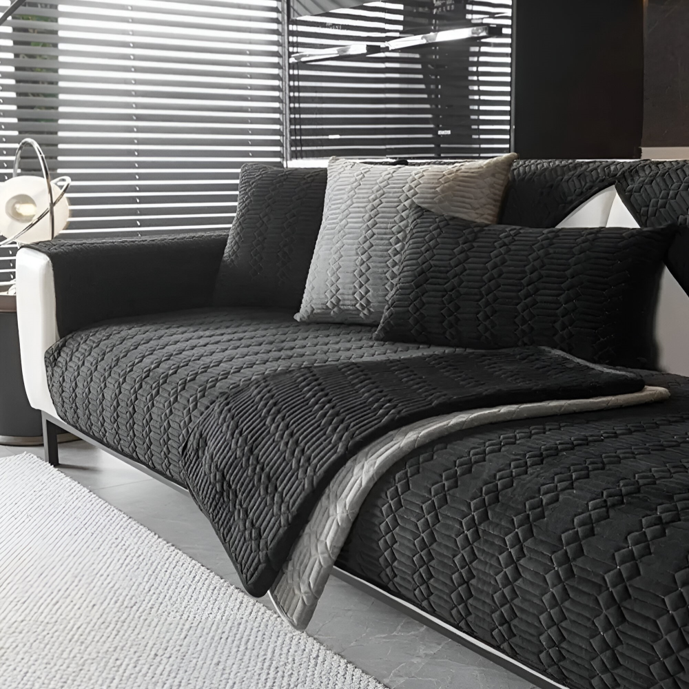 VelvetGuard Luxe – Svart Plyschigt Halkfritt Sofföverdrag med Geometrisk Struktur