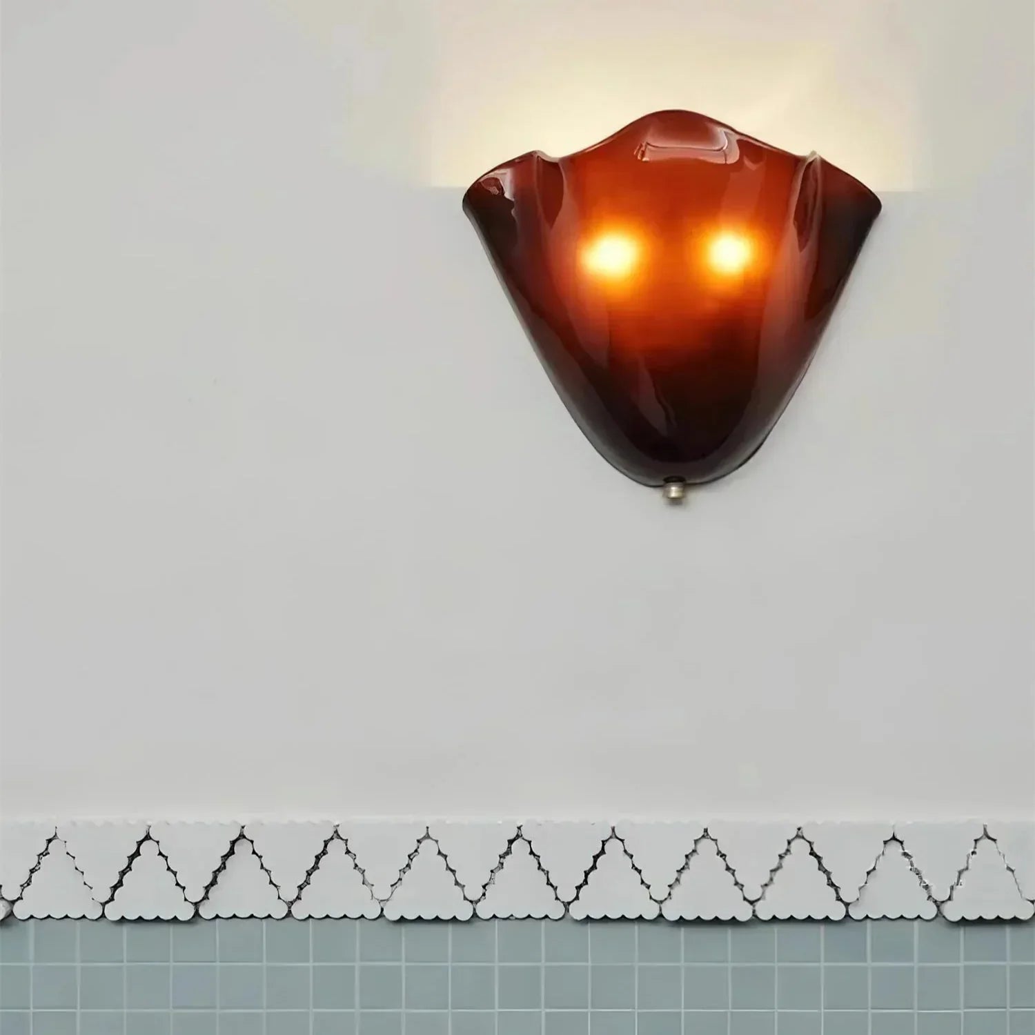 Retro vägglampa i färgat glas med Art Deco-design