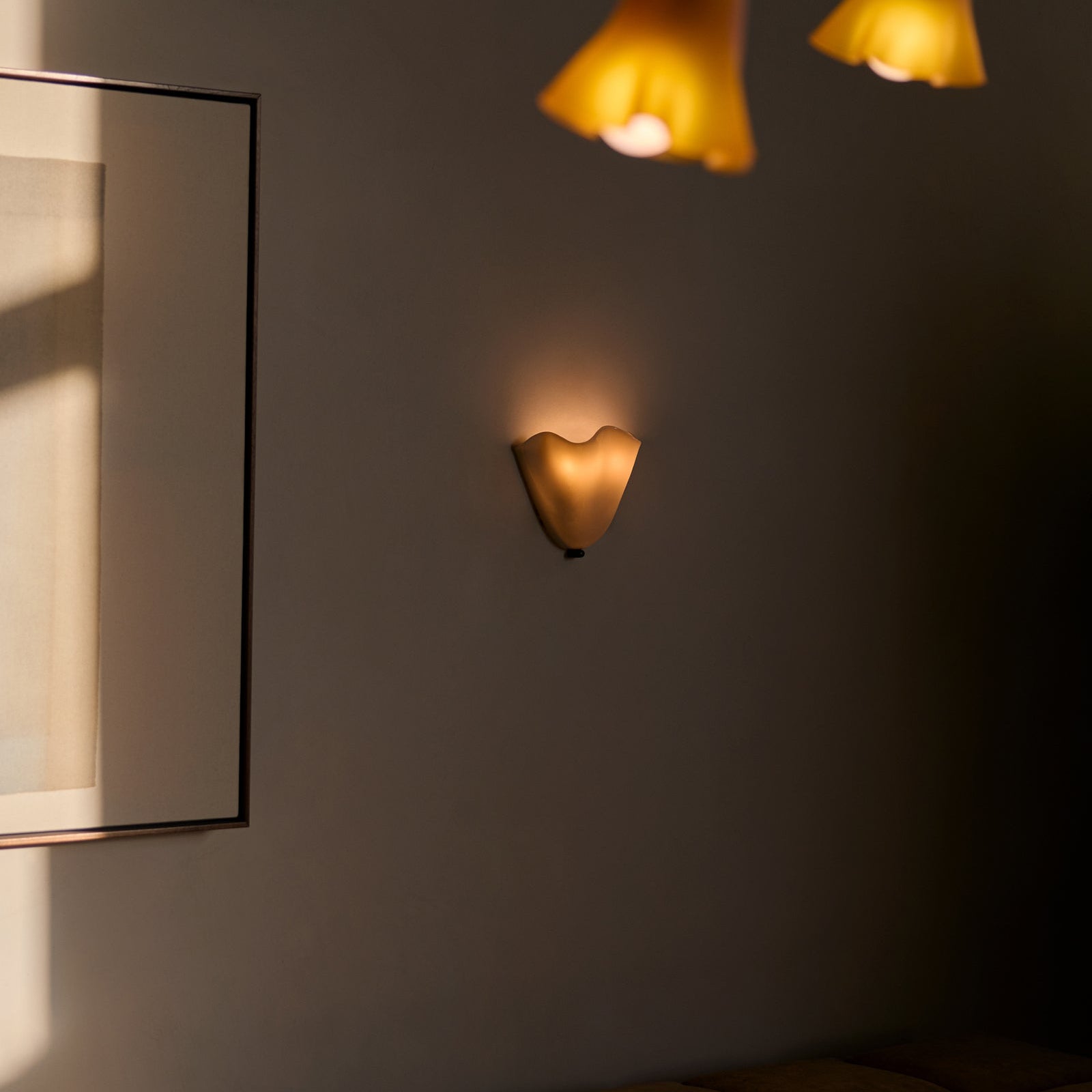 Retro vägglampa i färgat glas med Art Deco-design