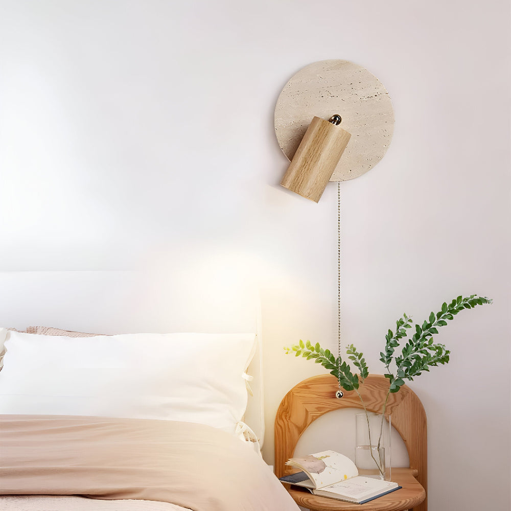 LumoStone – Mini Rund LED Vägglampa | Svängbar Vägglampa i Travertin & Trä