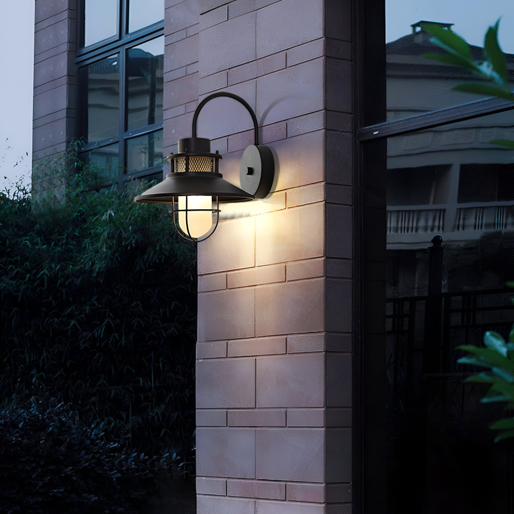 RustBlack – Industriell Vägglampa i Järn och Glas för Inomhus & Utomhusbruk