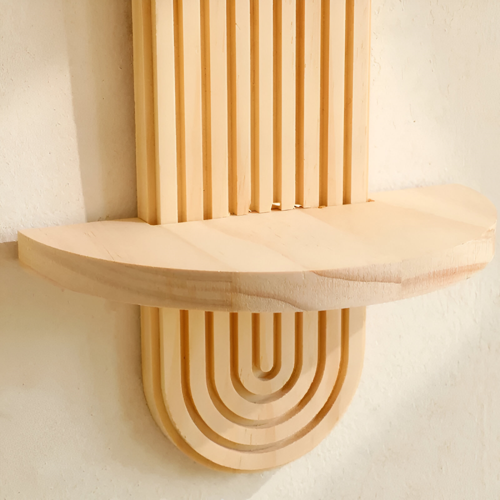 GeoForma – Modern Geometrisk Vägghylla i Trä (35 cm)