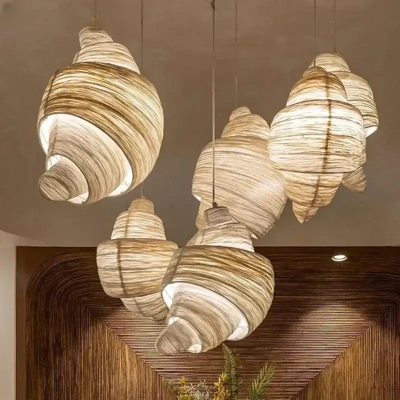 Spiralformad pendellampa i tyg med järnbas