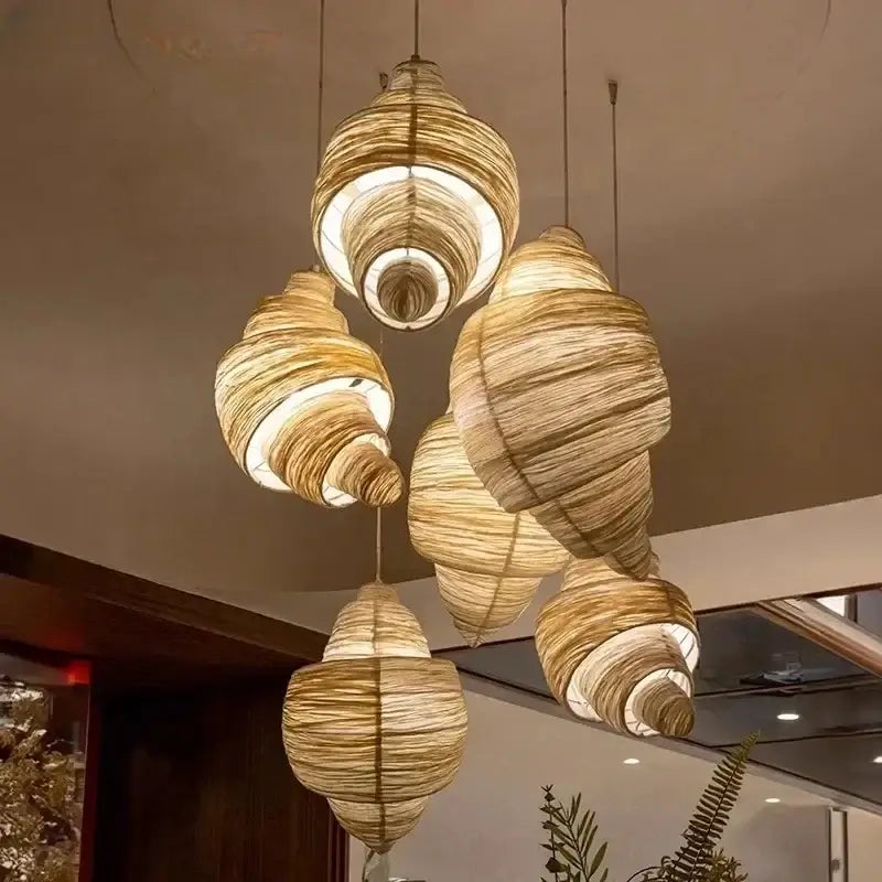 Spiralformad pendellampa i tyg med järnbas