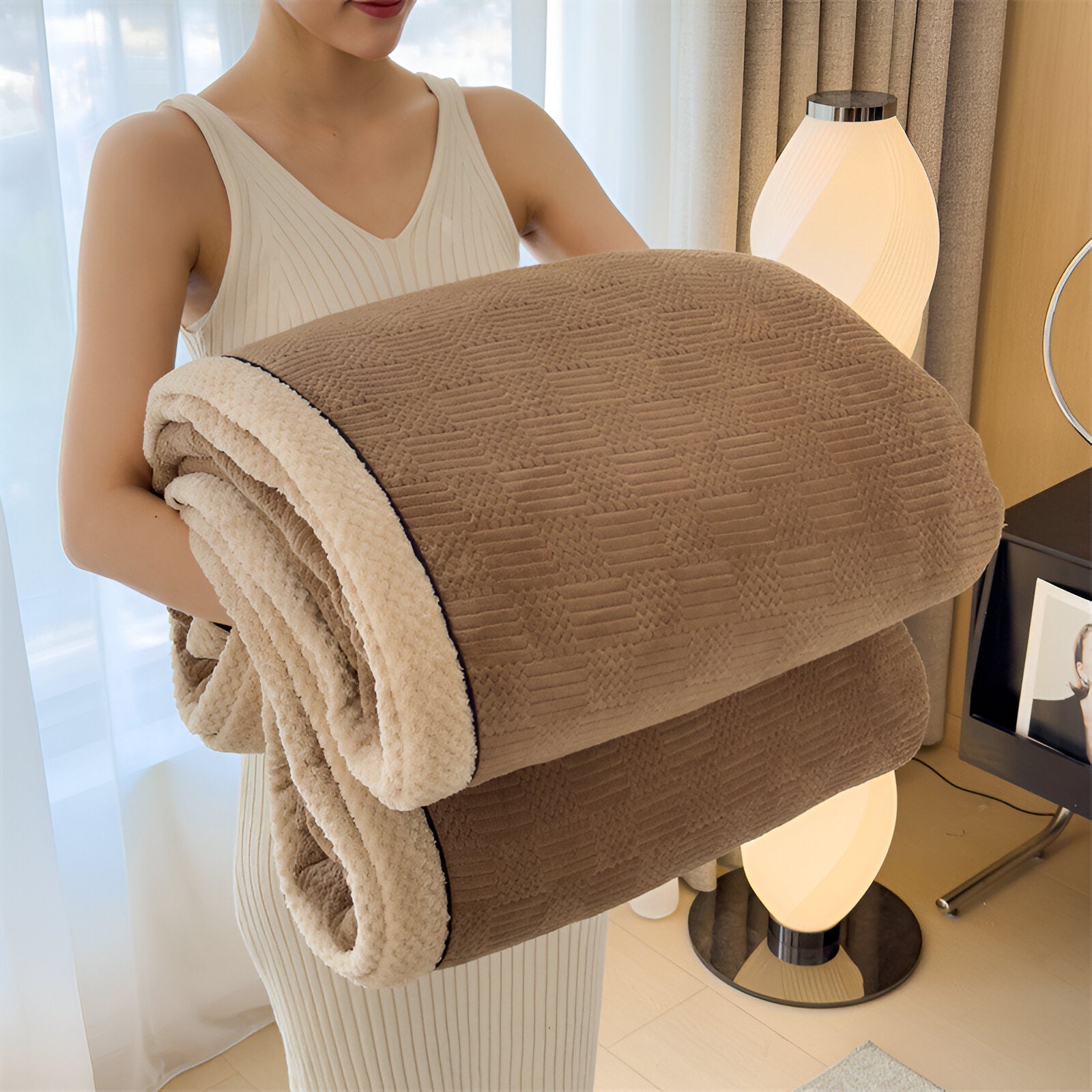 VelvetEdge Pläd – Präglad Lyxfilt med Elegant Kantdesign