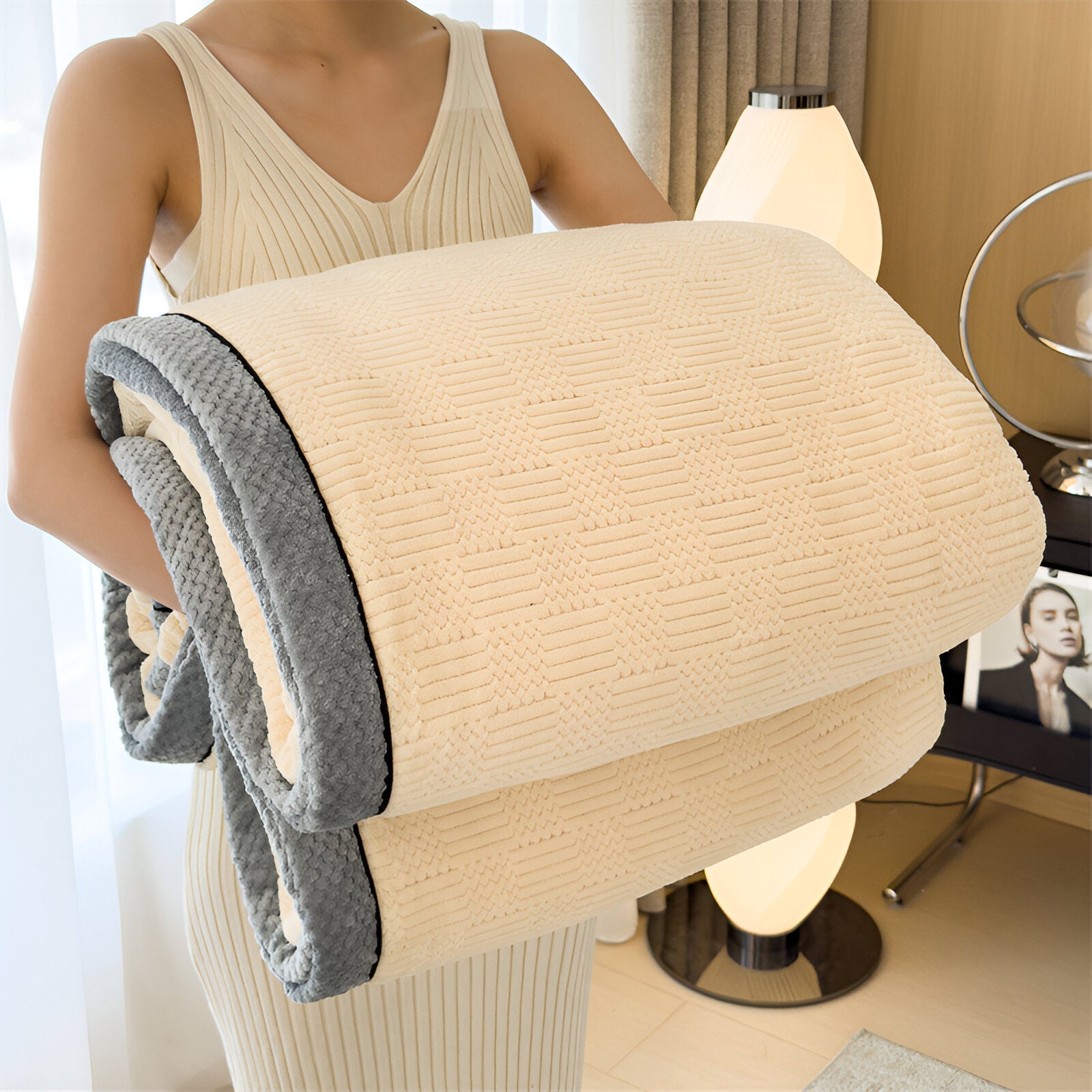 VelvetEdge Pläd – Präglad Lyxfilt med Elegant Kantdesign