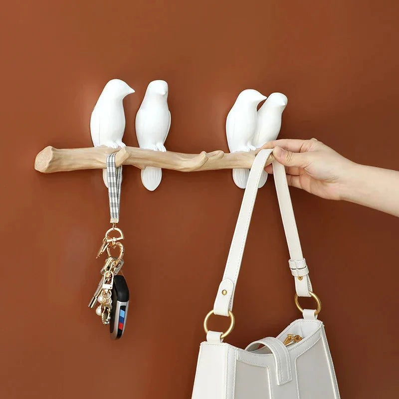 Fågelfröjd – Väggmonterad Trähängare med Naturinspirerad Design