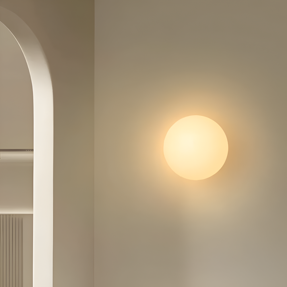 LumiHalo – Elegant Rund Vägglampa i Vitt Glas med Mjuk Belysning