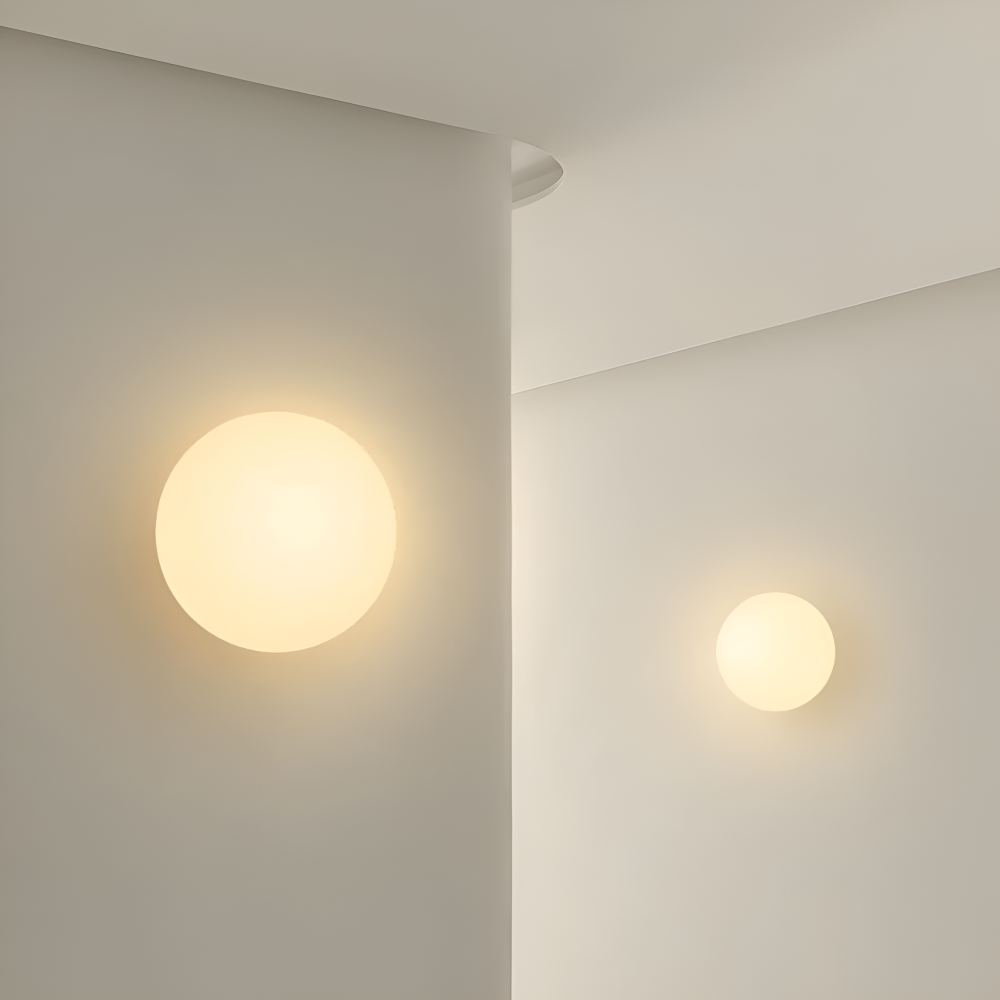 LumiHalo – Elegant Rund Vägglampa i Vitt Glas med Mjuk Belysning