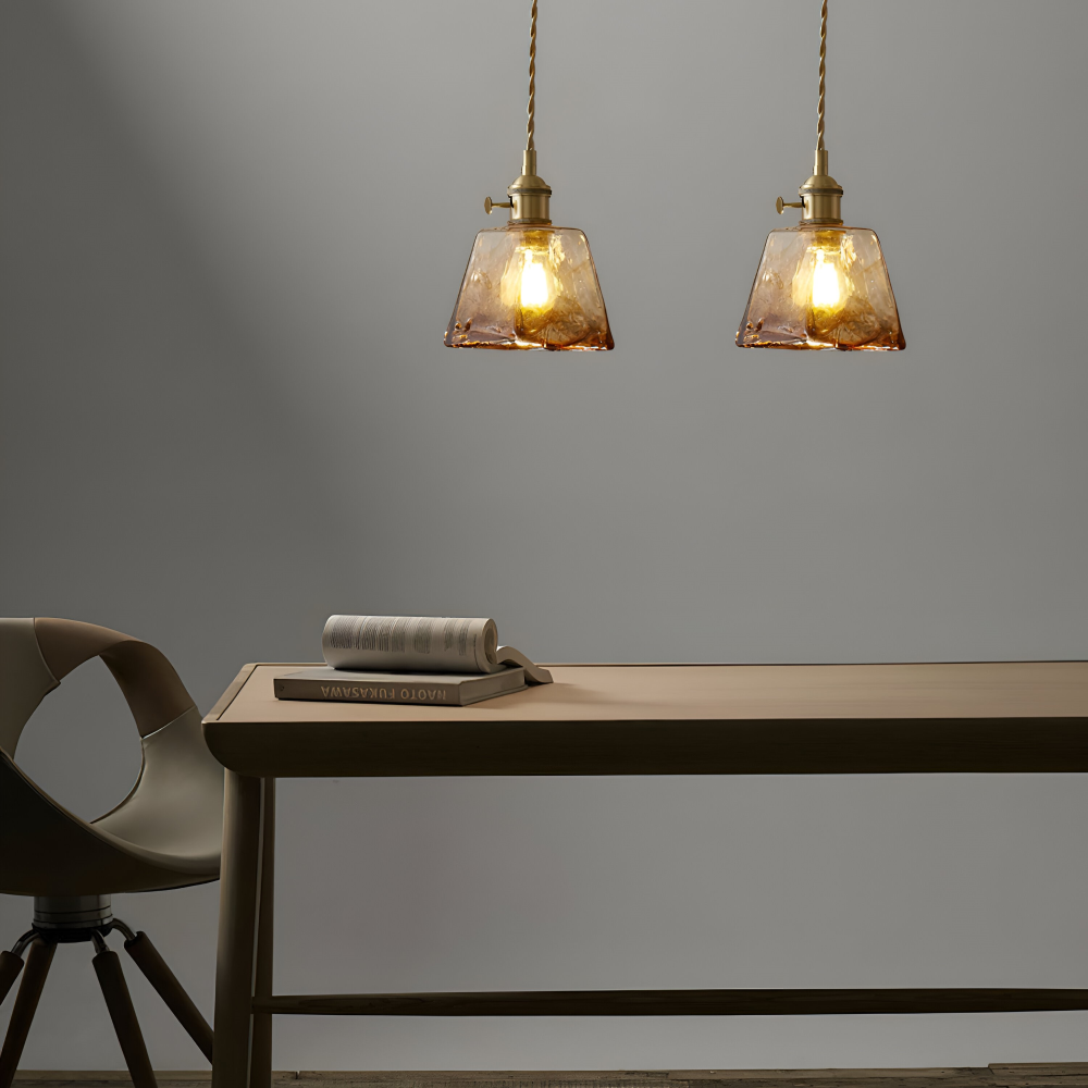 Brassoria – Vintage Glaspendellampa i Antik Mässing