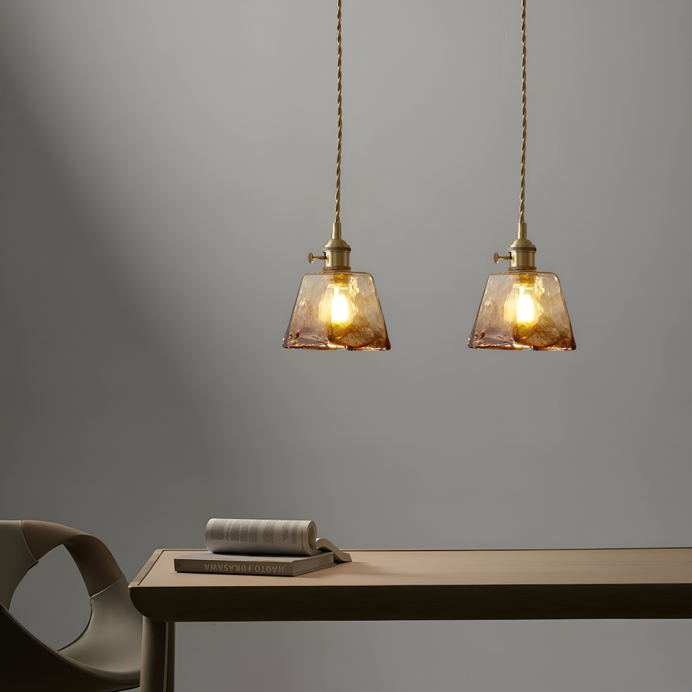 Brassoria – Vintage Glaspendellampa i Antik Mässing