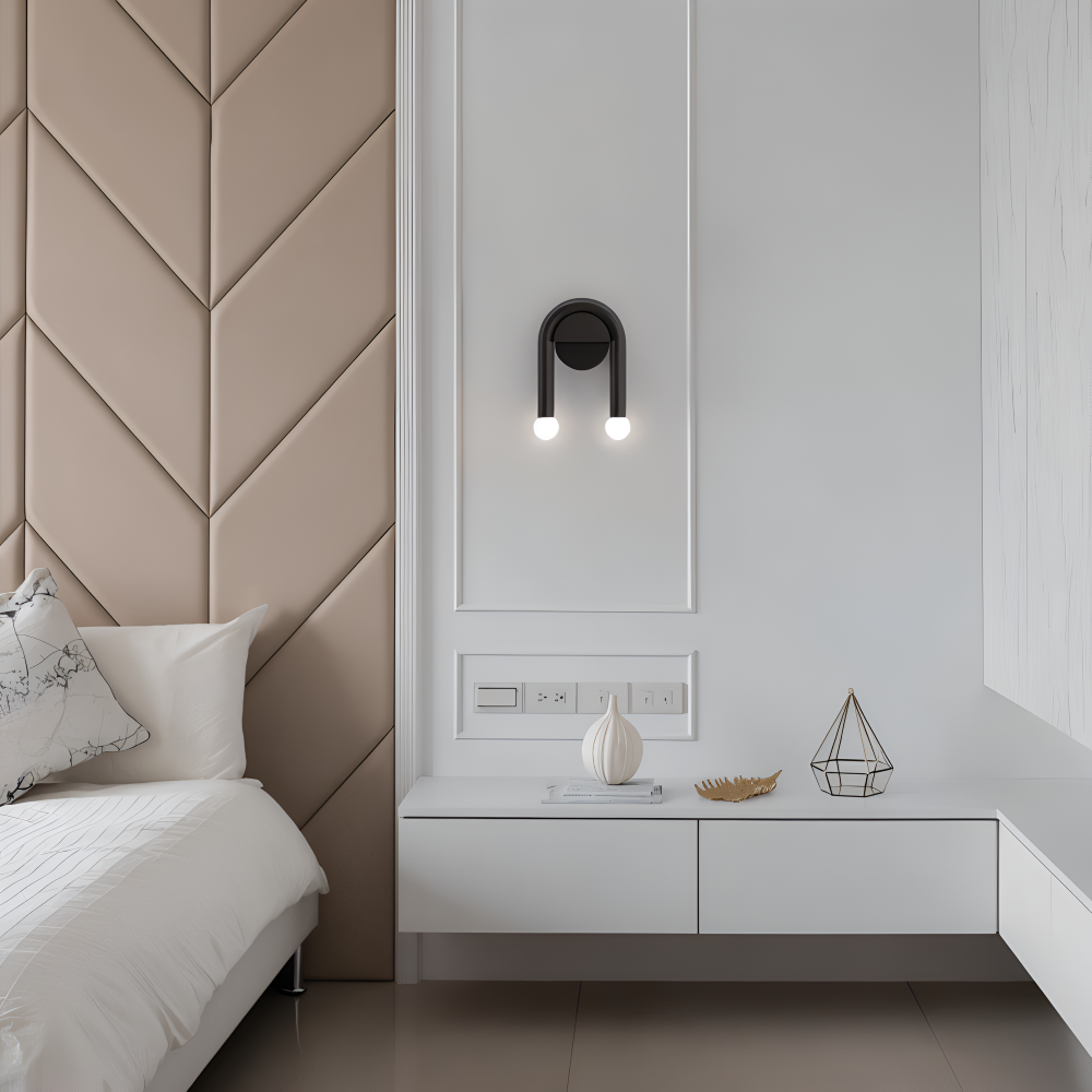 UDrop – Vägglampa i Svart Metallbåge med Dubbel LED-belysning och Konstnärlig Design