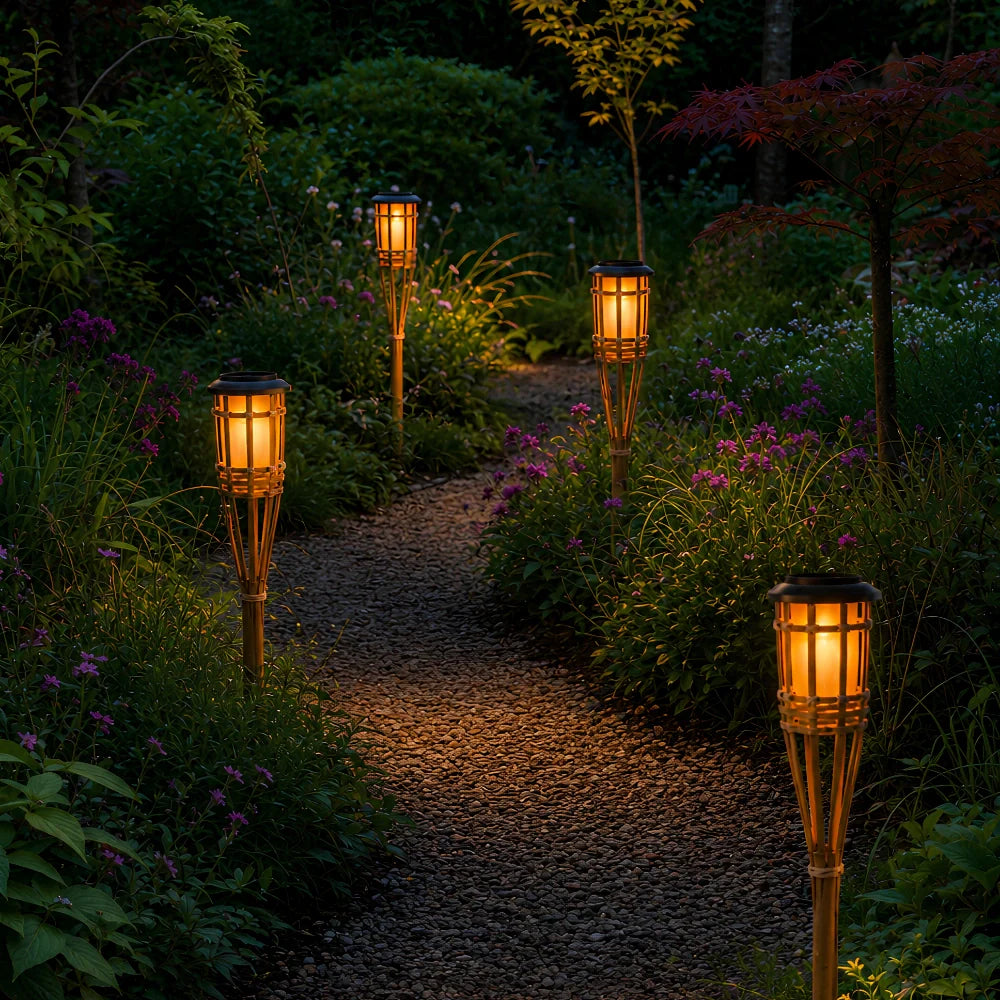 Solcellsdriven bambufackla med flammande LED-ljus