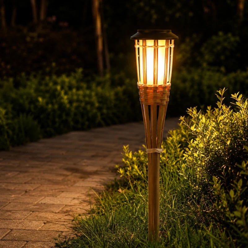Solcellsdriven bambufackla med flammande LED-ljus