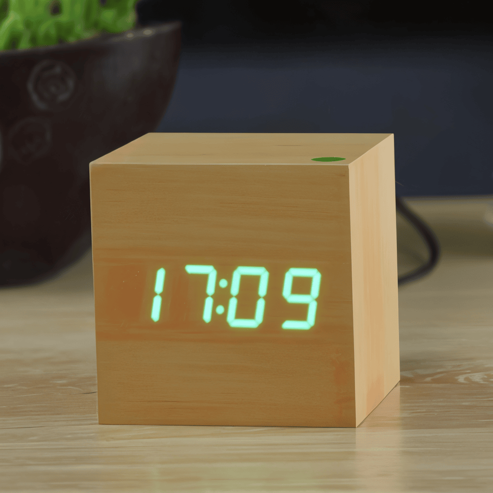 CubeGlow – Digital LED Träväckarklocka i Kubdesign