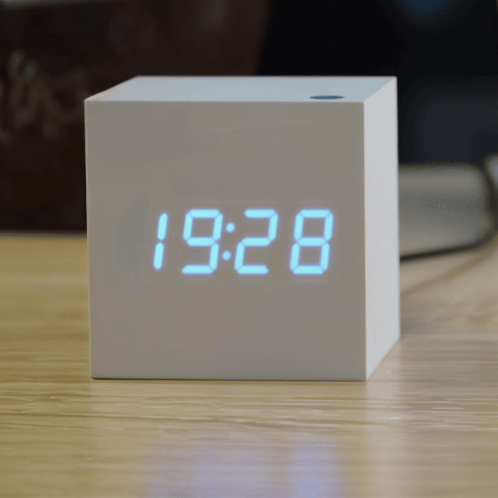 CubeGlow – Digital LED Träväckarklocka i Kubdesign