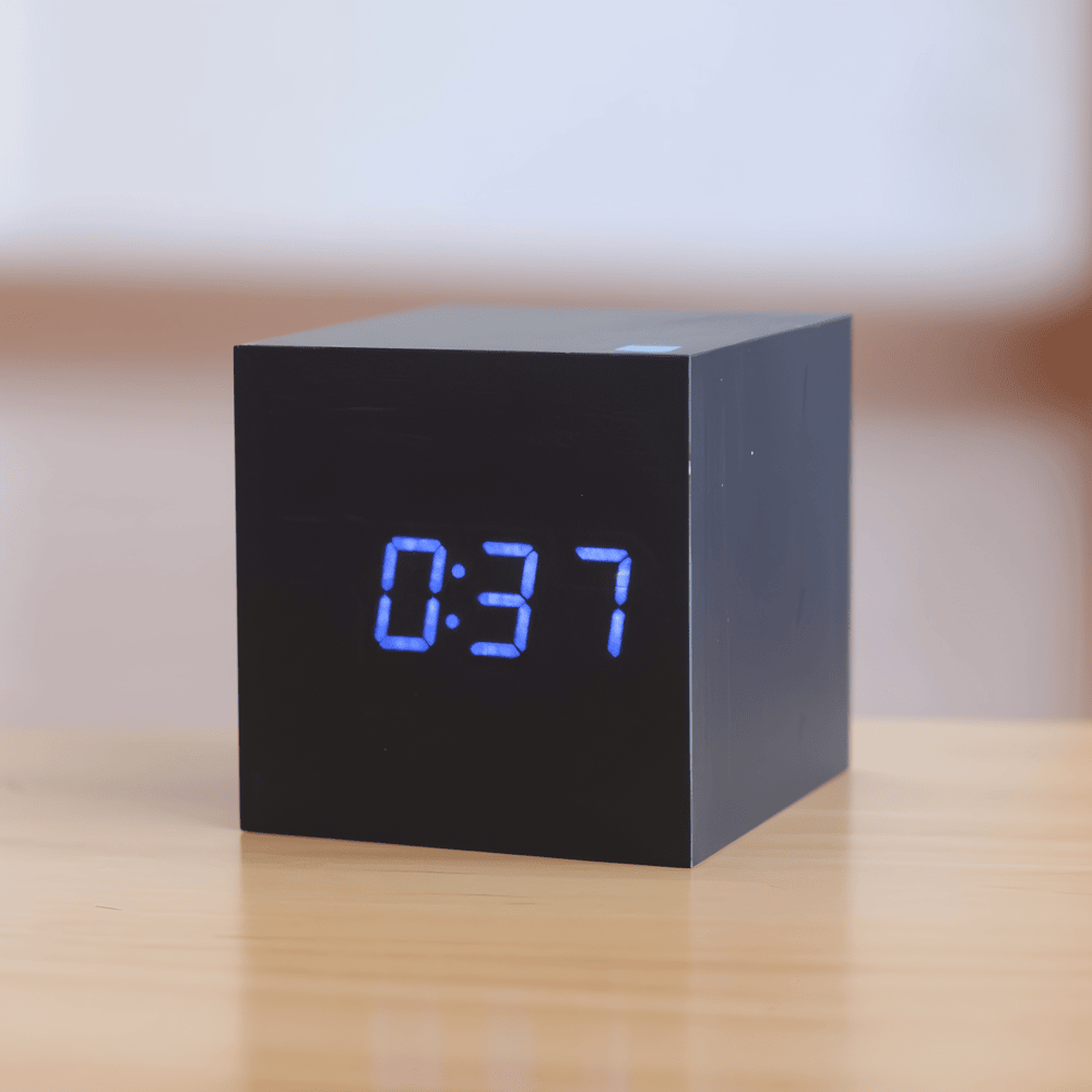 CubeGlow – Digital LED Träväckarklocka i Kubdesign