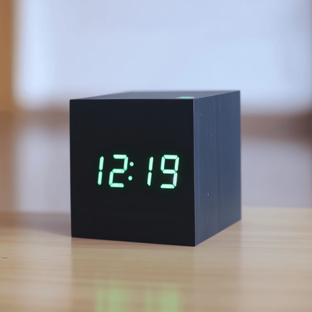 CubeGlow – Digital LED Träväckarklocka i Kubdesign