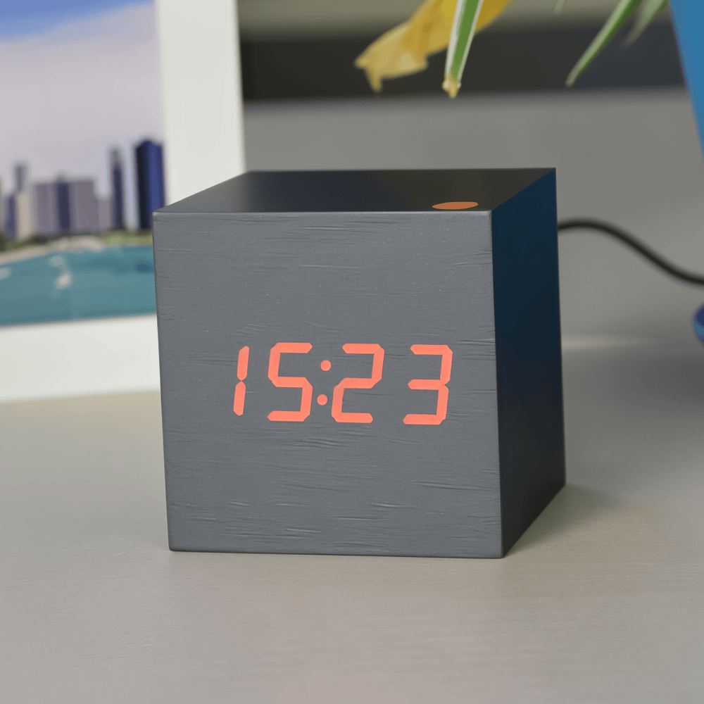 CubeGlow – Digital LED Träväckarklocka i Kubdesign