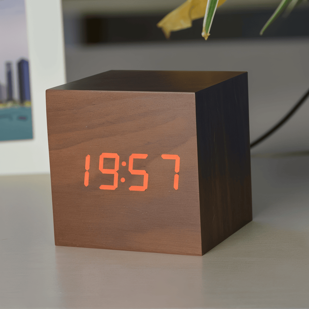 CubeGlow – Digital LED Träväckarklocka i Kubdesign