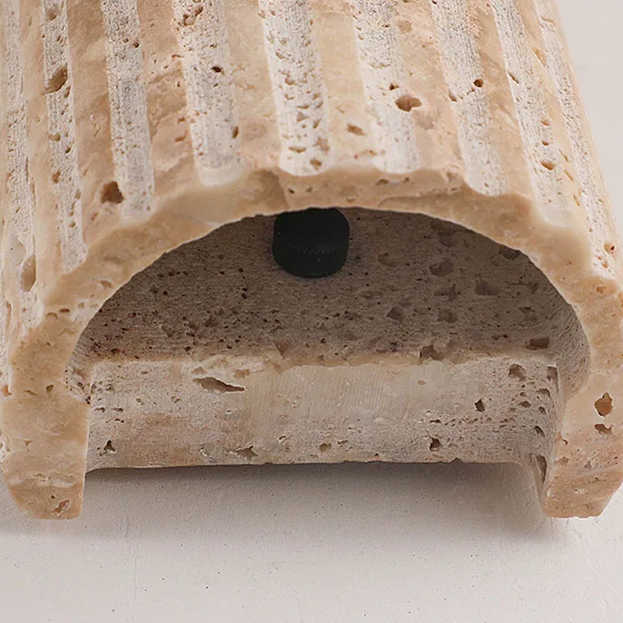 TraveGlow – Vägglampa i Travertin med Halvcylindrisk Design