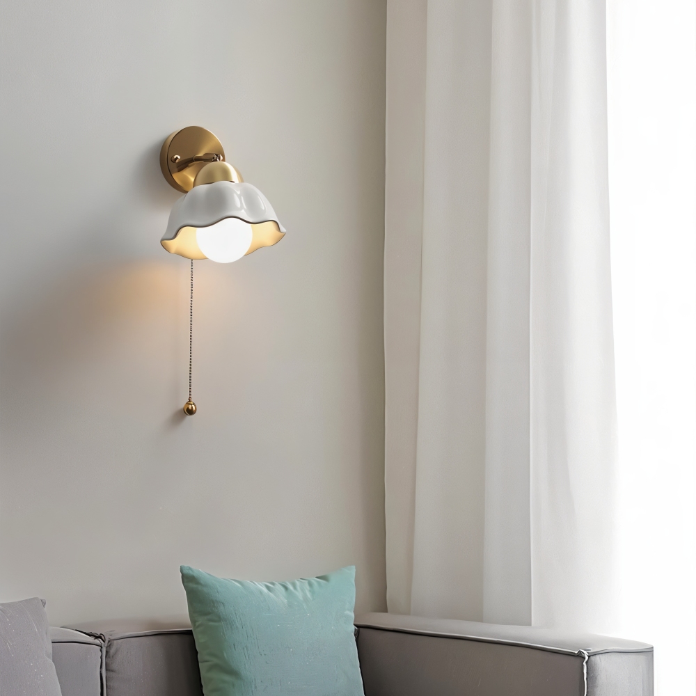 FleurLume – Vägglampa i Vit och Guld med Klassisk Fransk Blomdesign för Sovrum