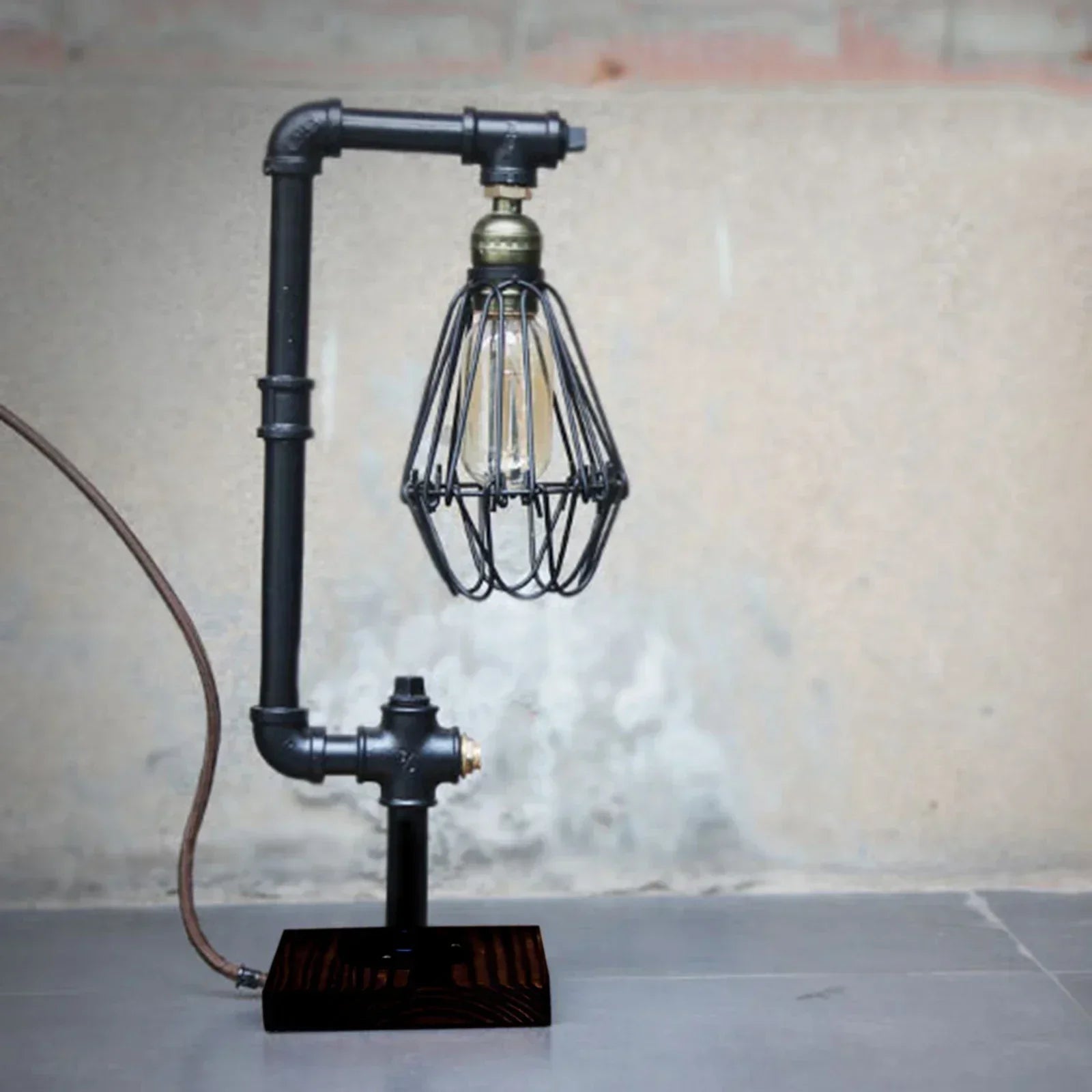 RetroLume – Metallbordslampa i svart med vintagedesign och gediget hantverk