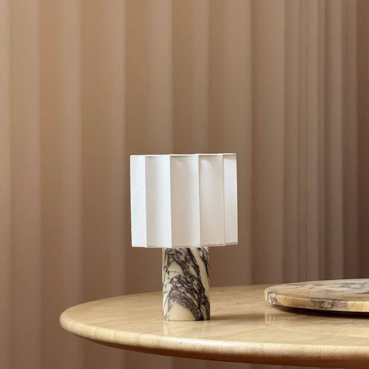 Orvinna – Elegant Marmorbordslampa med Varm Belysning