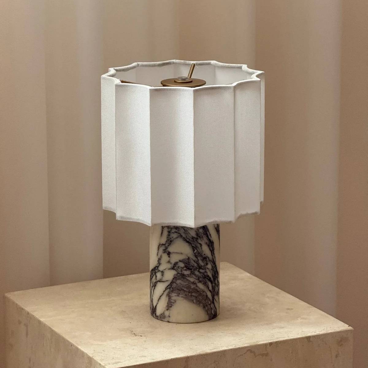 Orvinna – Elegant Marmorbordslampa med Varm Belysning