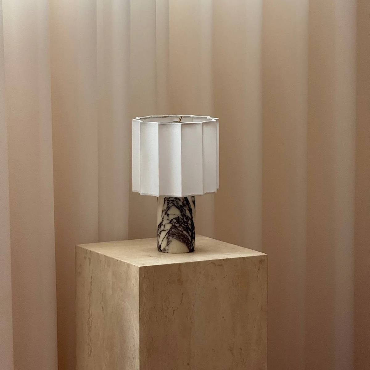 Orvinna – Elegant Marmorbordslampa med Varm Belysning