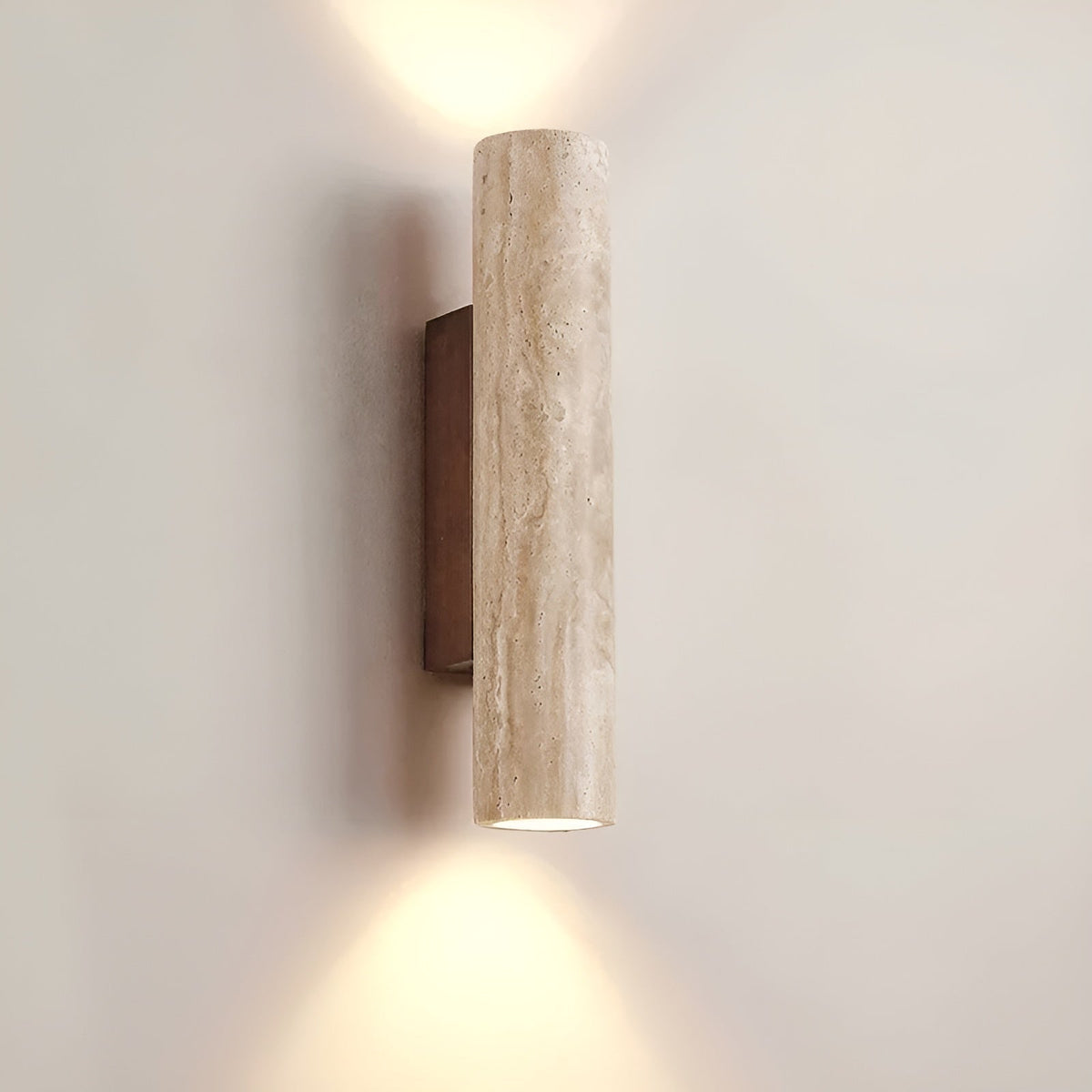Up/down-vägglampa i naturlig travertin