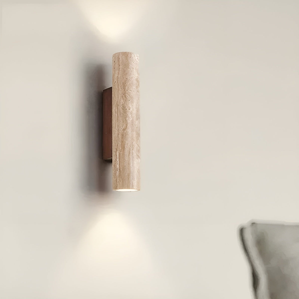Up/down-vägglampa i naturlig travertin