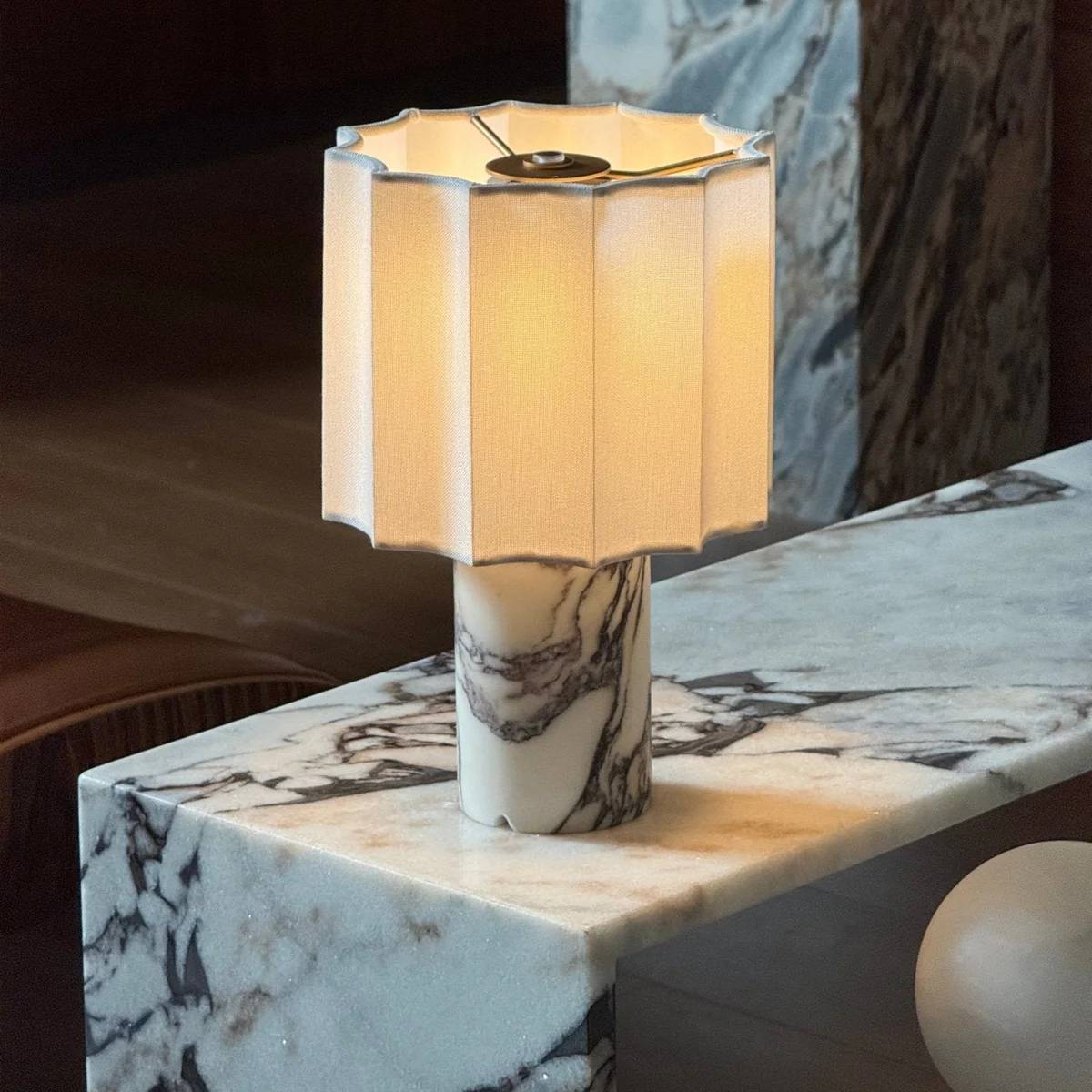 Orvinna – Elegant Marmorbordslampa med Varm Belysning